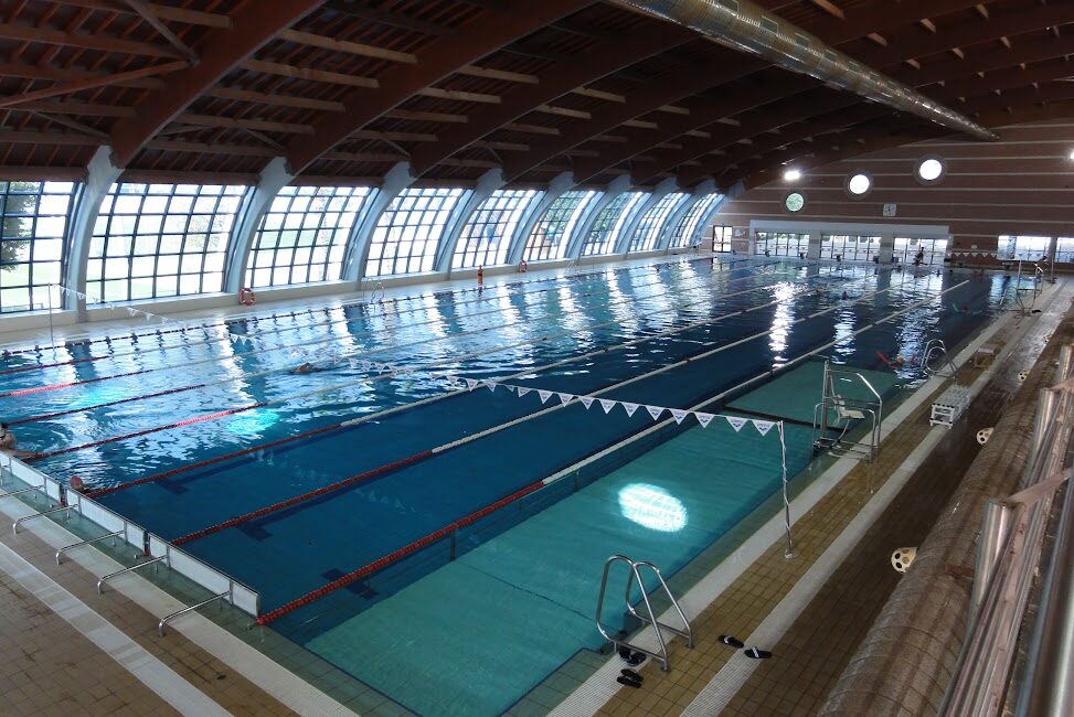 The indoor swimming pool in Torrevieja has been closed until further notice after an air conditioning duct collapsed today.