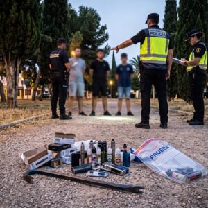 Three males, including a minor, have been arrested in Orihuela after breaking into a vape shop and targeting a repair business.