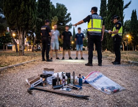 Three males, including a minor, have been arrested in Orihuela after breaking into a vape shop and targeting a repair business.