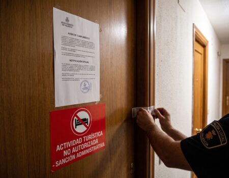 A Valencia court has upheld a 30,000 euro penalty issued to a company operating three unlicensed holiday apartments.