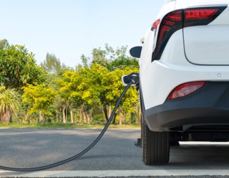 Sueña Torrevieja has called on the Ayuntamiento to expand the local electric vehicle charging network and fix a long-standing fault at the sports palace charger.